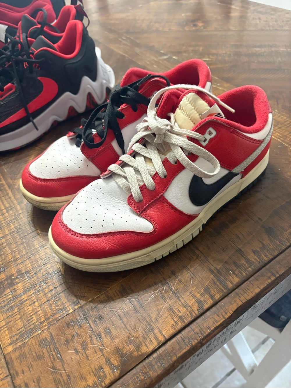 Nike dunks Chicago colors men's size 8
1/2 in good
